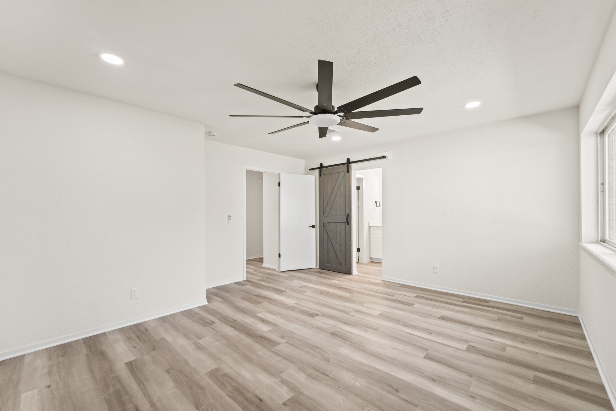 13102 Maxim Drive Houston, TX 77065 - Photo 25 of 45 a view of a livingroom with a ceiling fan