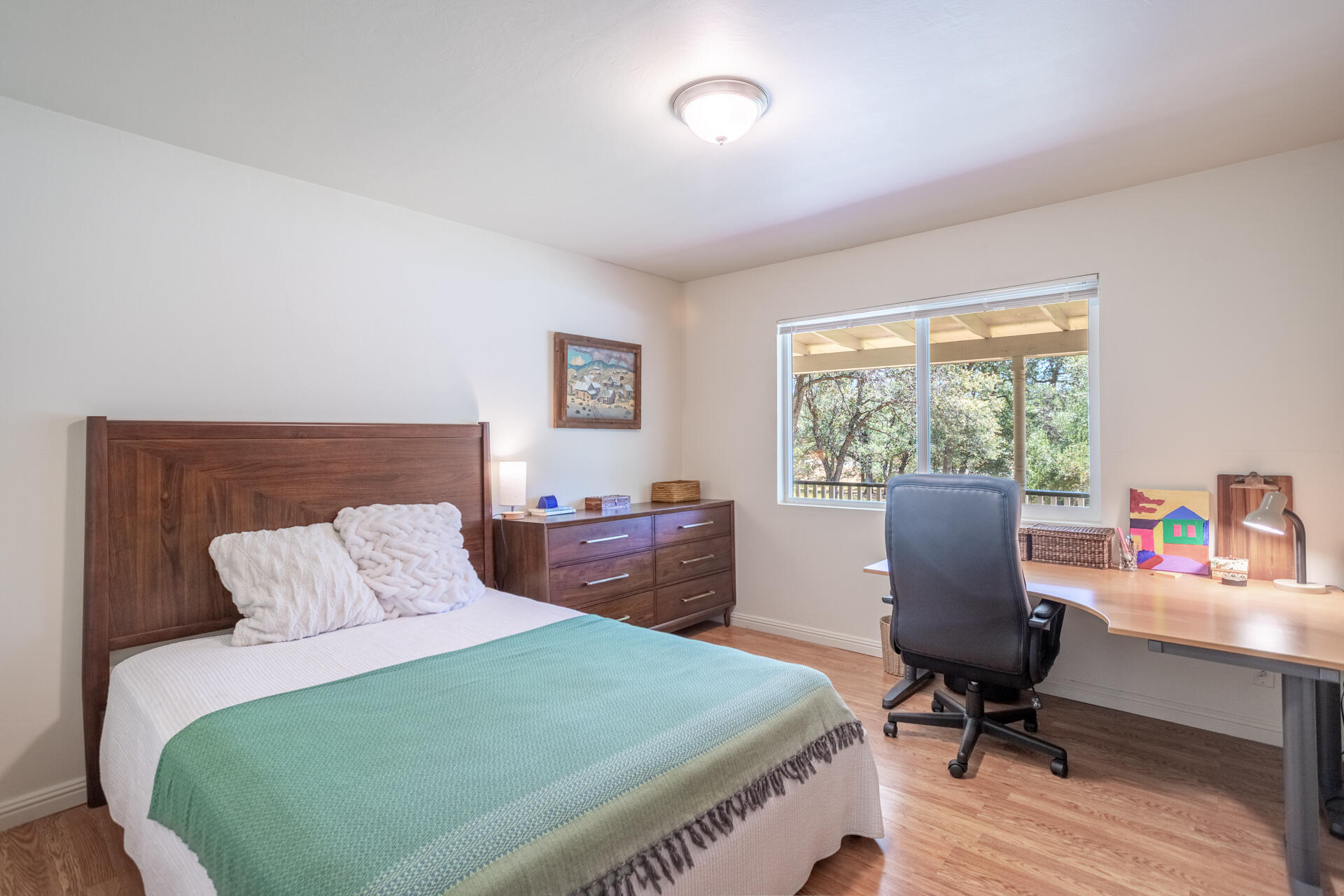 9380 Placer Road Redding, CA 96001 - Photo 12 of 20 Guest Bedroom