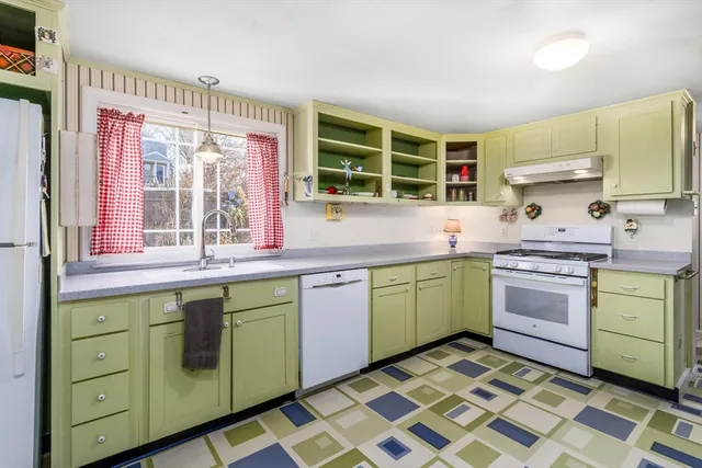 $1,000,000 | 168 Ninigret Avenue, Mashpee, MA 02649