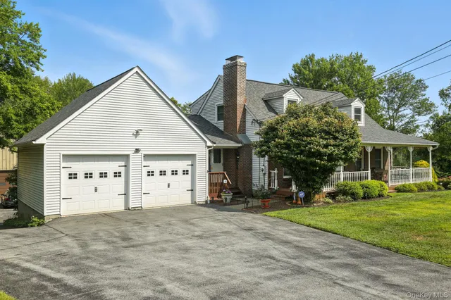a view of a house with a yard and plants