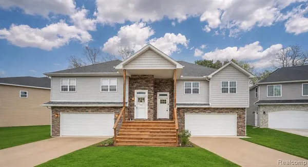 $274,900 | 190 Whispering Pines Drive, Fenton, MI 48430