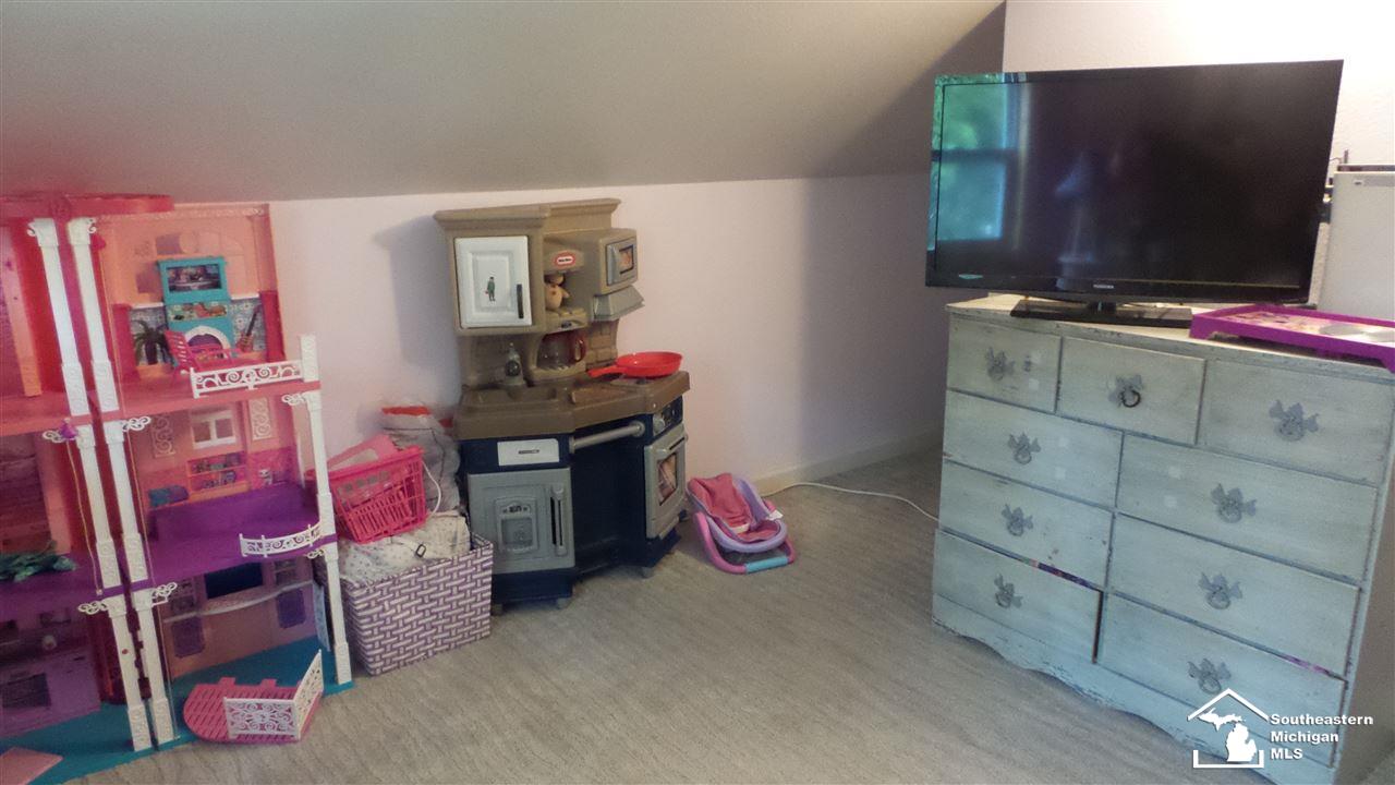 8200 Adler Road Lambertville, MI 48144 - Photo 7 of 18 31382689-6.JPG