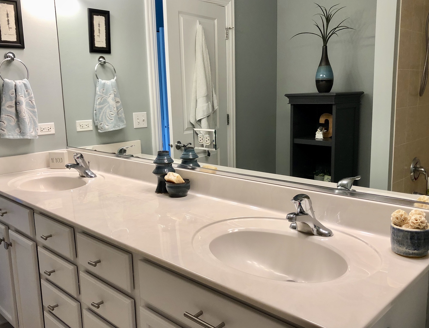 S020 Kerry Court Winfield, IL 60190 - Photo 16 of 23 a bathroom with double vanity sinks and a mirror
