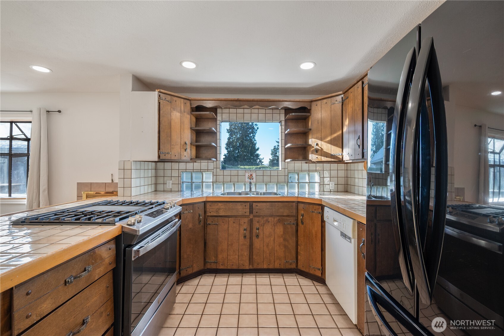 2 Country Club Drive Longview, WA 98632 - Photo 16 of 40 a kitchen with stainless steel appliances granite countertop a sink stove and refrigerator
