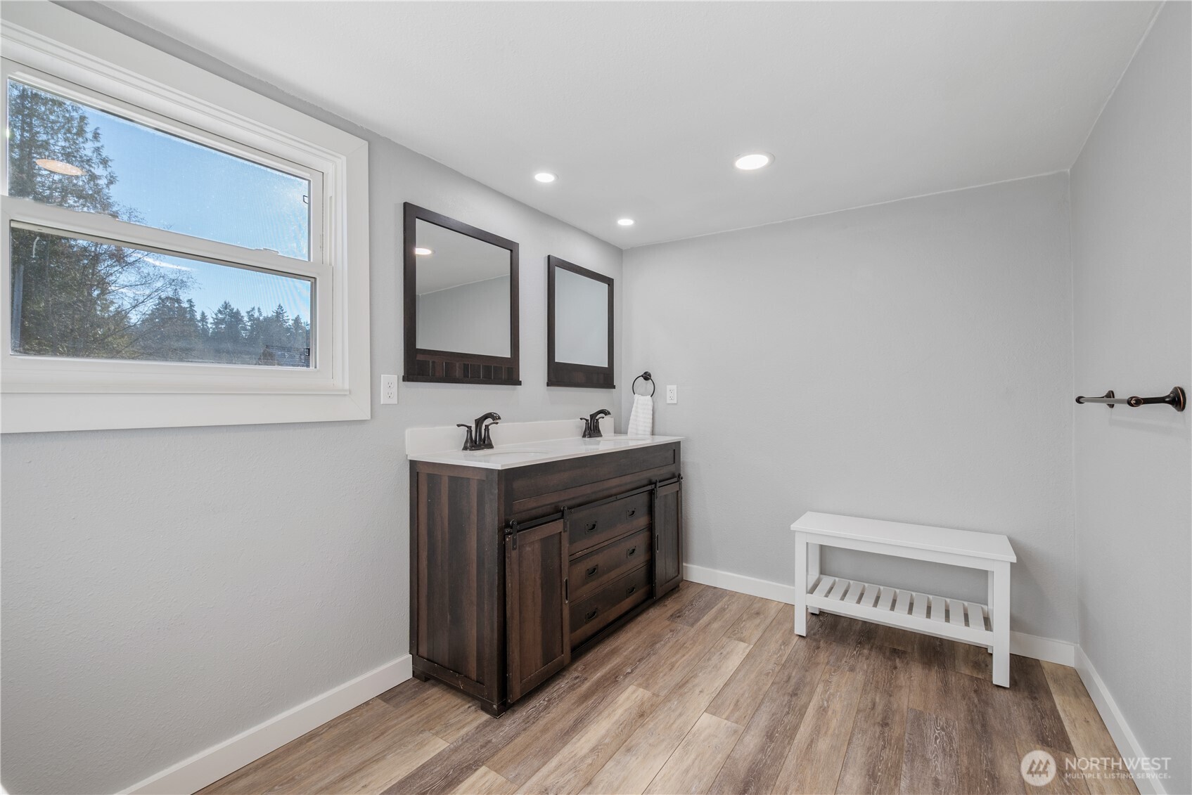 2 Country Club Drive Longview, WA 98632 - Photo 23 of 40 a spacious bathroom with a sink and a mirror