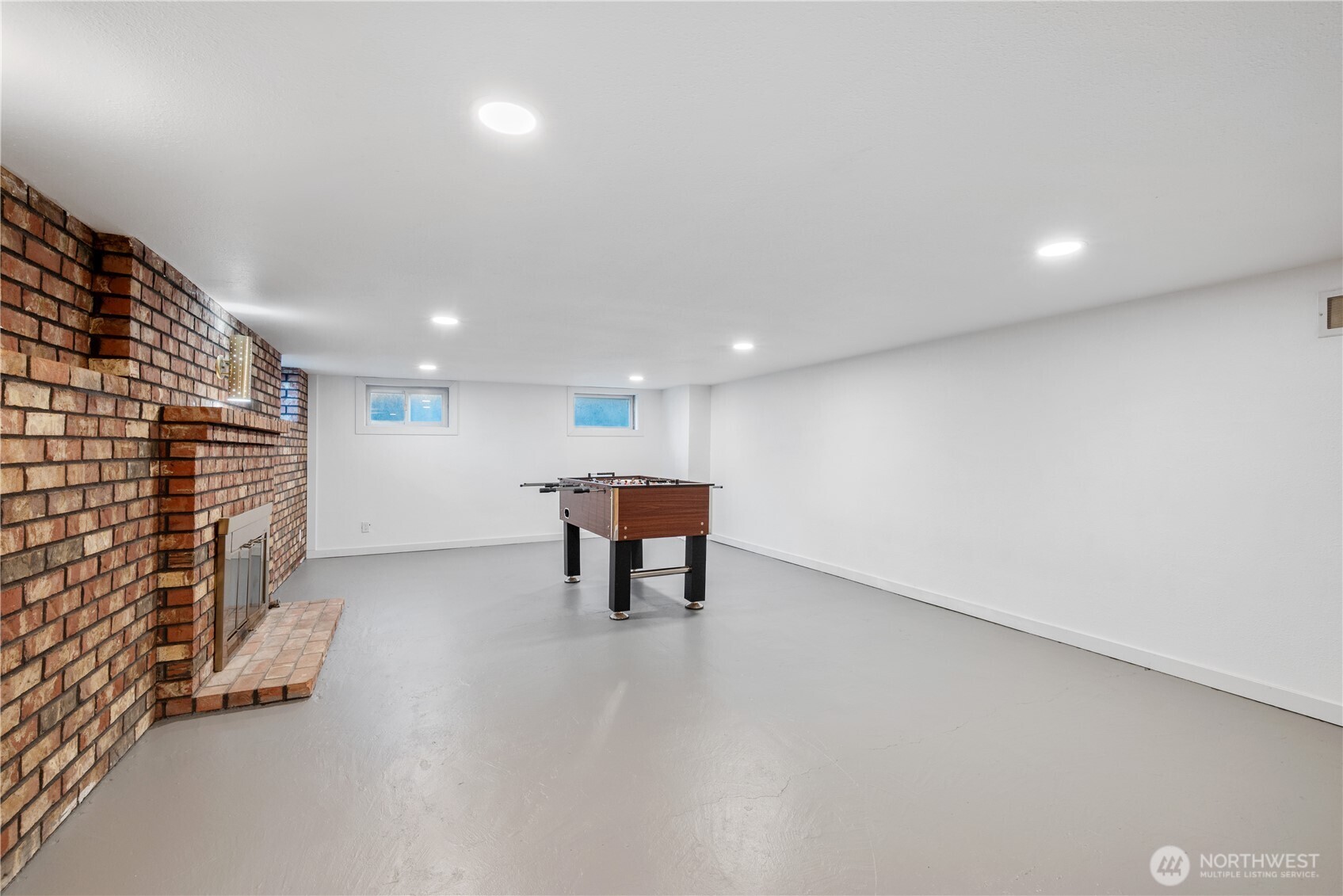 2 Country Club Drive Longview, WA 98632 - Photo 25 of 40 a view of an empty room with a window