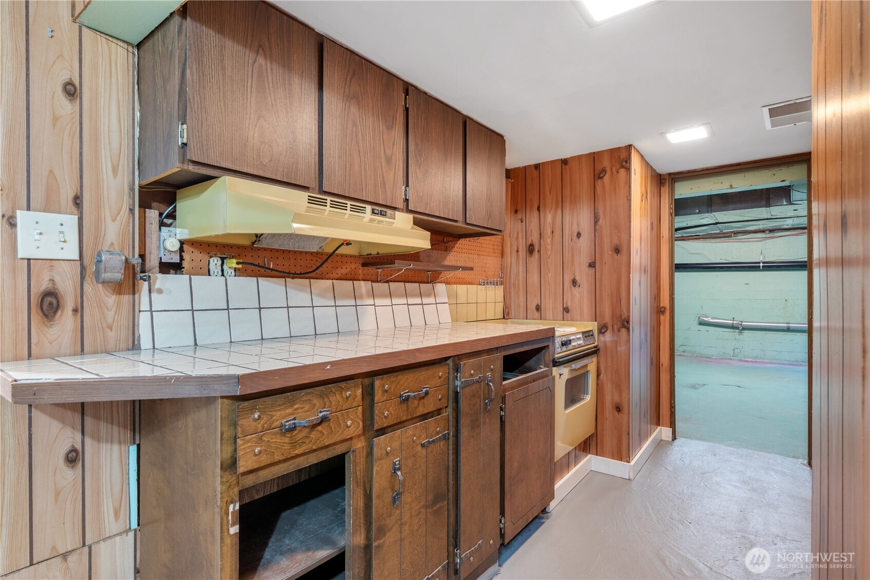 2 Country Club Drive Longview, WA 98632 - Photo 28 of 40 a kitchen with stainless steel appliances granite countertop a stove a sink and a refrigerator