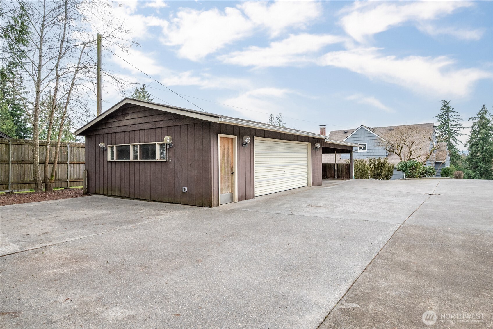 2 Country Club Drive Longview, WA 98632 - Photo 33 of 40 a front view of a house with a yard and garage