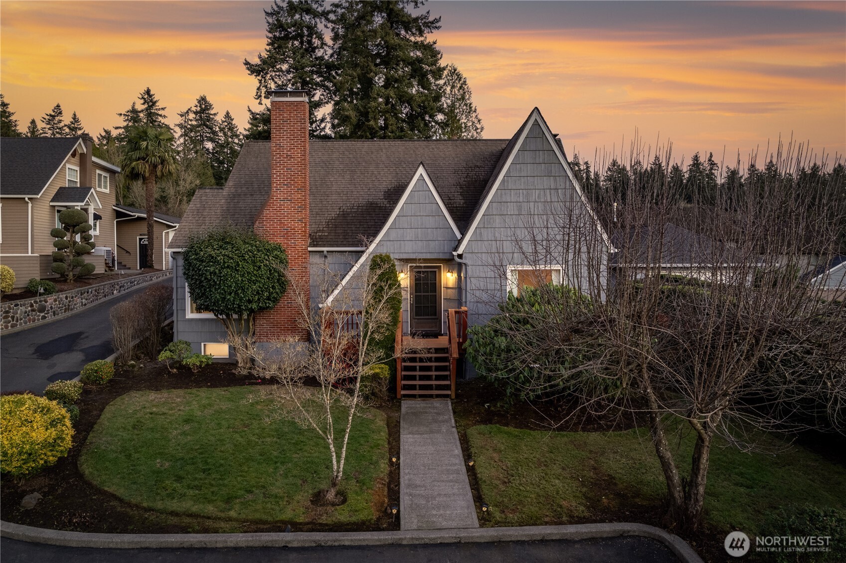 2 Country Club Drive Longview, WA 98632 - Photo 4 of 40 a front view of a house with garden