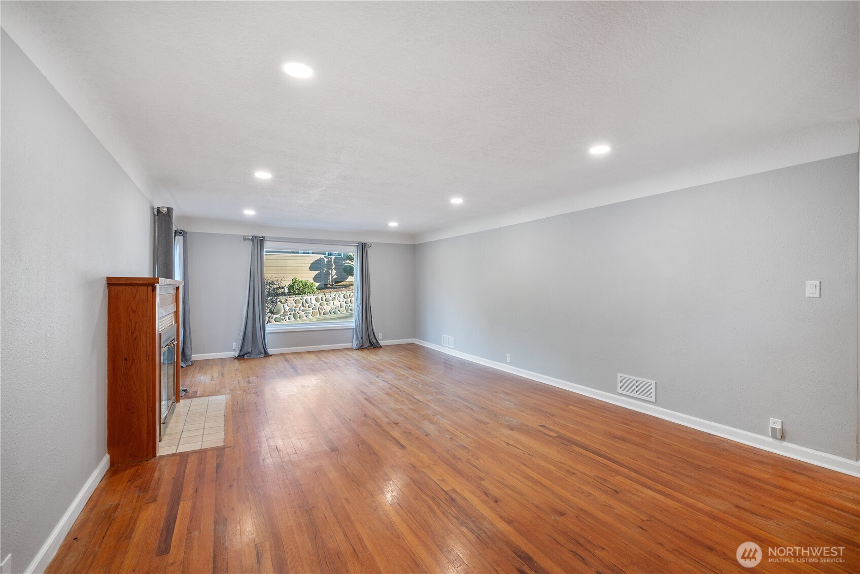 2 Country Club Drive Longview, WA 98632 - Photo 9 of 40 a view of an empty room with wooden floor