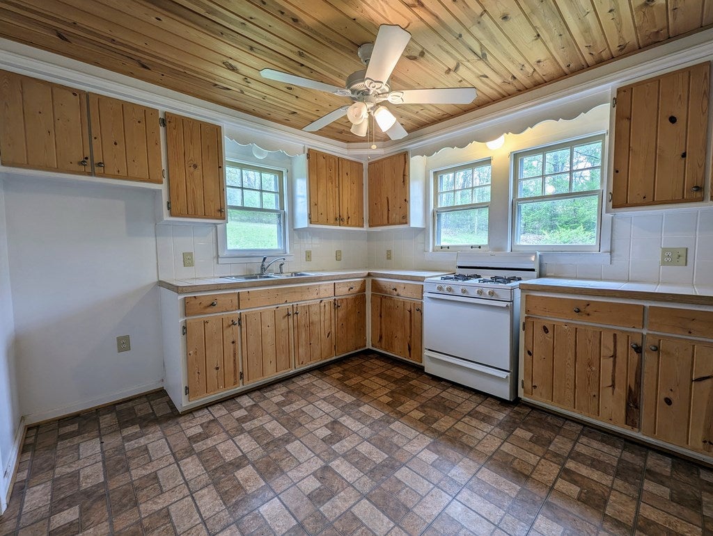 268 Hillside Road Woolwine, VA 24185 - Photo 9 of 44 Gallery Image 9