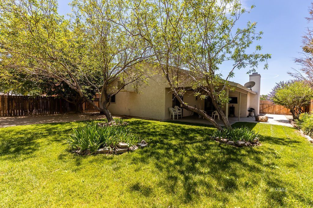 324 East Upjohn Avenue Ridgecrest, CA 93555 - Photo 33 of 35 a backyard of a house