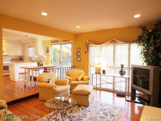 5070 Patrick Road West Bloomfield, MI 48322 - Photo 13 of 33 FAMILY RM VIEW 1