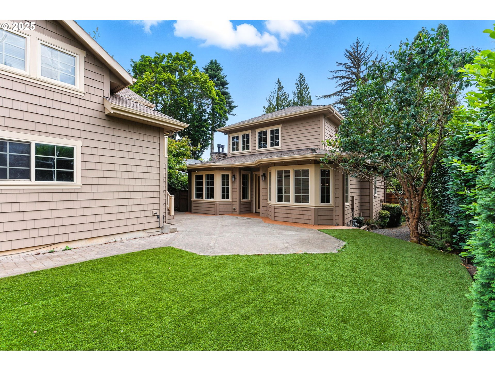 784 3rd Street Lake Oswego, OR 97034 - Photo 45 of 48 a front view of a house with a garden