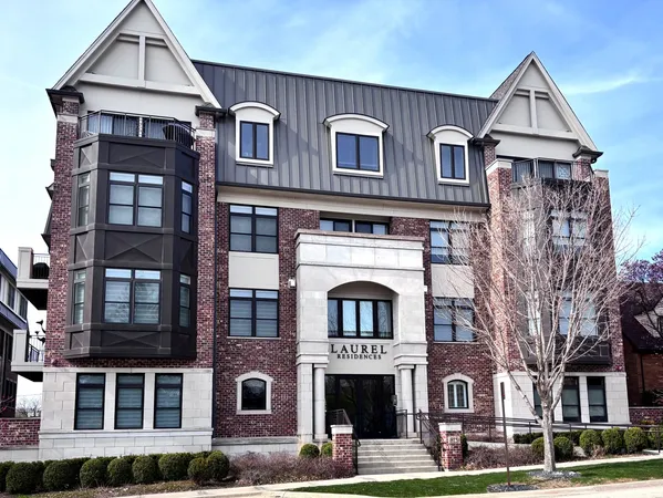 $825,000 | 815 Laurel Avenue, Unit 403, Highland Park, IL 60035