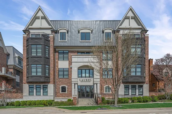 $825,000 | 815 Laurel Avenue, Unit 403, Highland Park, IL 60035