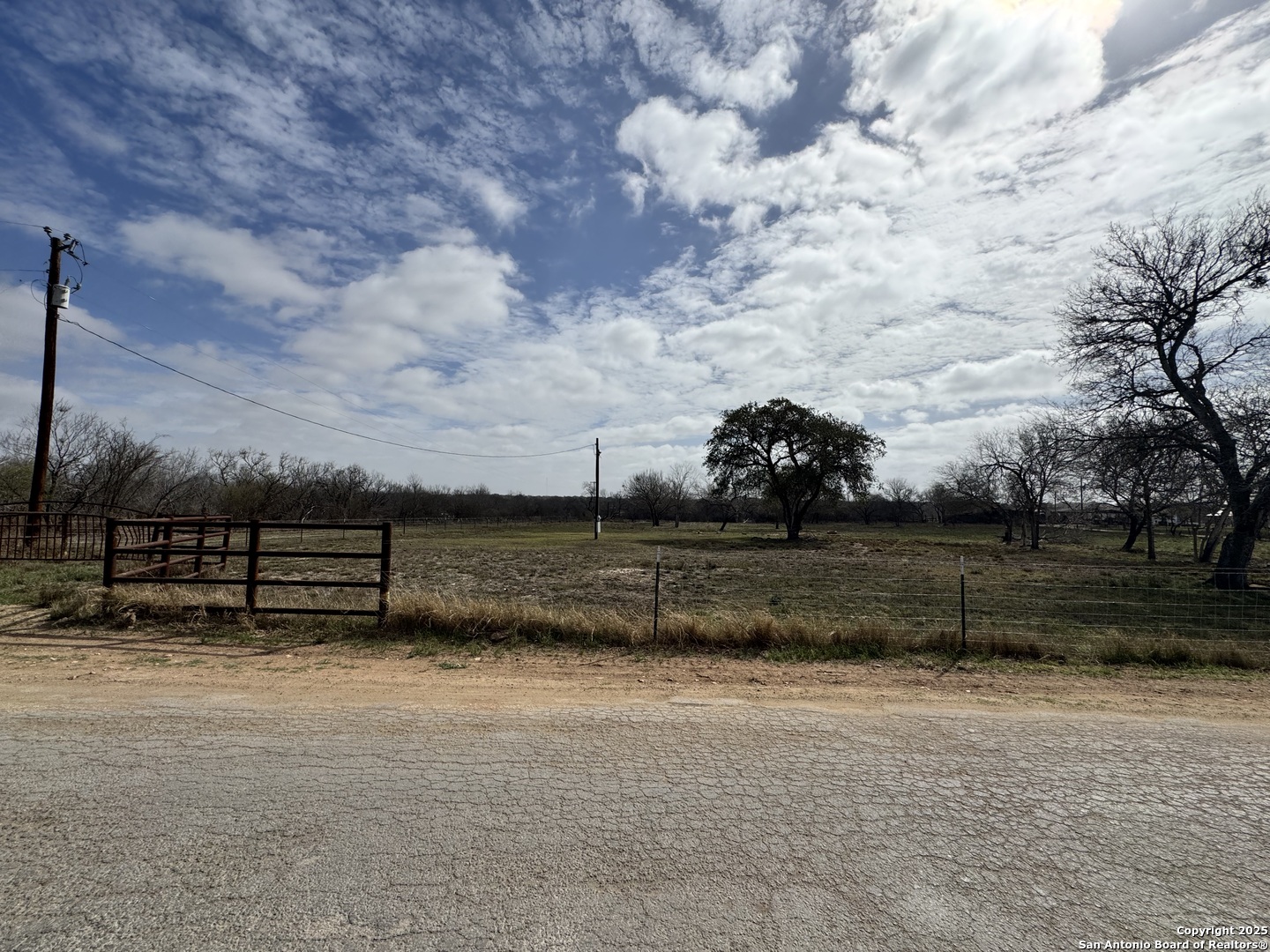 115 County Road 779 Devine, TX 78016 - Photo 2 of 6 Gallery Image 2