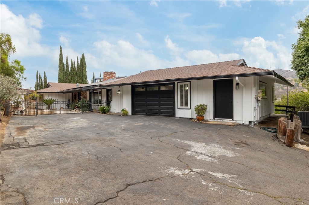 a view of a house with a yard and garage