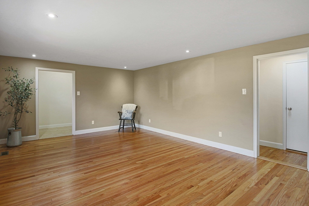 437 Salisbury Street Worcester, MA 01609 - Photo 5 of 23