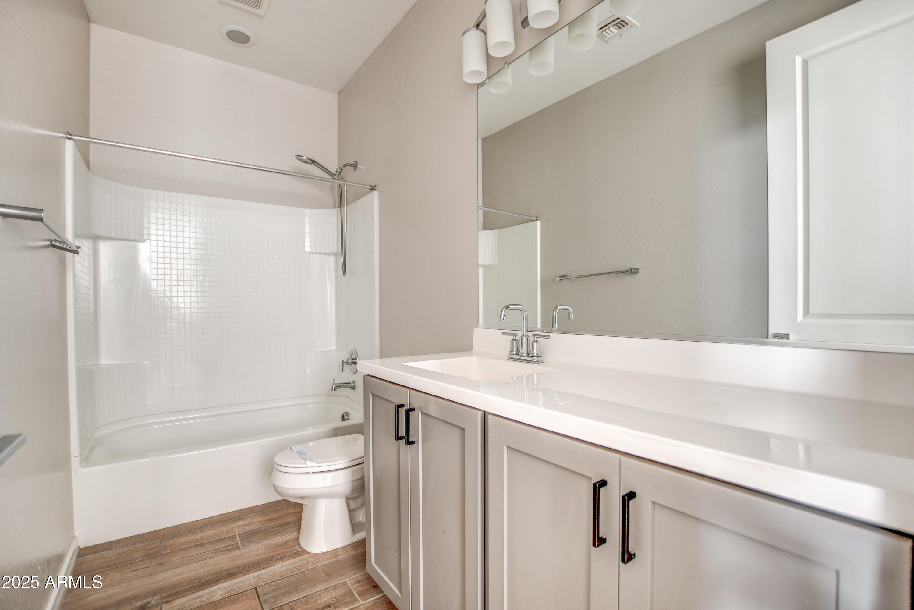 901 South Smith Road, Unit 1045 Tempe, AZ 85281 - Photo 22 of 32 Secondary bath