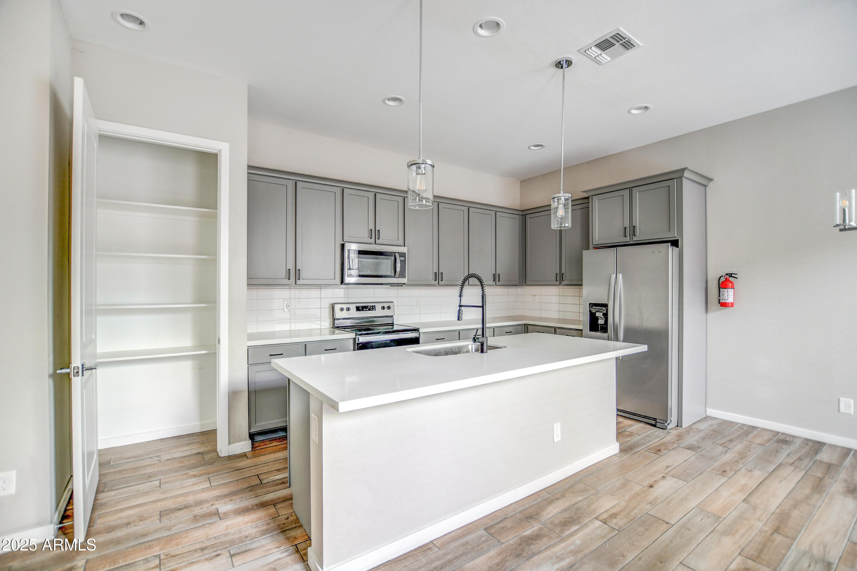 901 South Smith Road, Unit 1045 Tempe, AZ 85281 - Photo 4 of 32 Kitchen