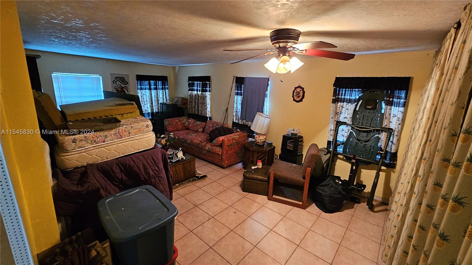 1823 John Road Clewiston, FL 33440 - Photo 18 of 34 a very nice looking room with a large mirror