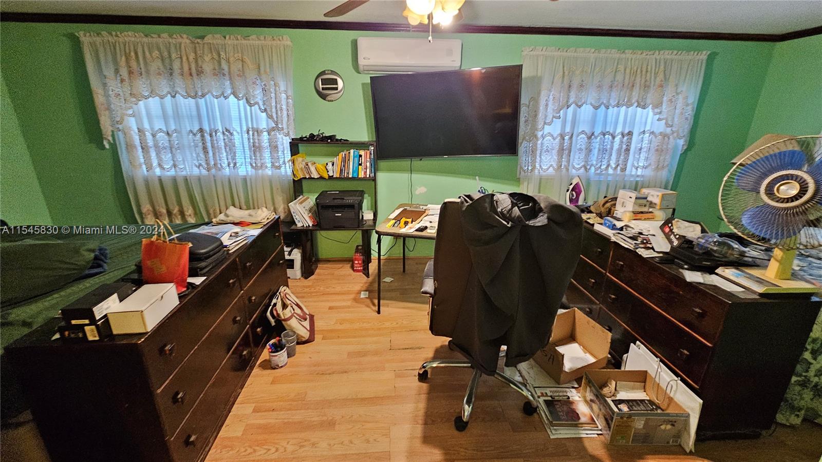 1823 John Road Clewiston, FL 33440 - Photo 10 of 34 a room with furniture and a flat screen tv