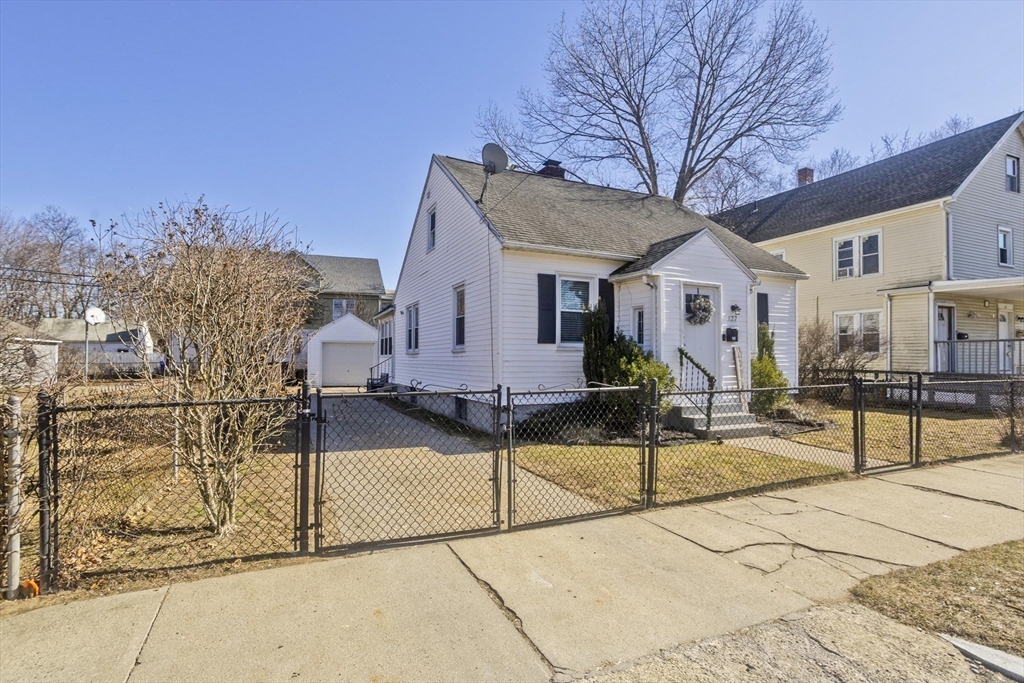 127 Governor Street Springfield, MA 01104 - Photo 3 of 33