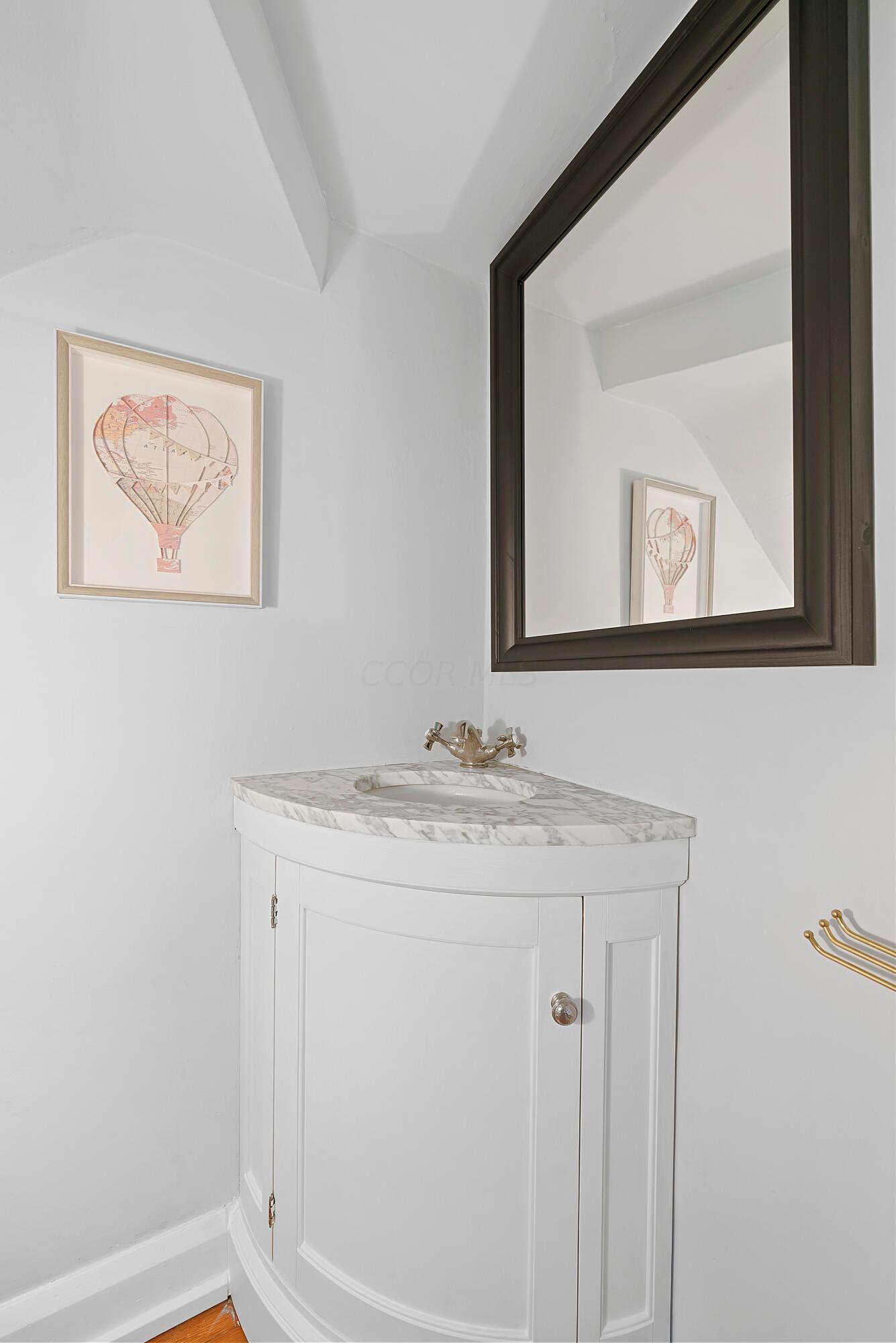 1907 North Devon Road Columbus, OH 43212 - Photo 19 of 44 1st floor powder room