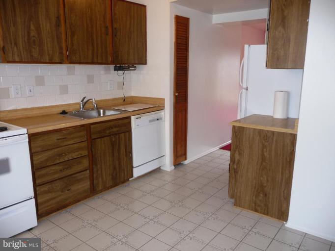7 Bohn Court Rosedale, MD 21237 - Photo 18 of 30 Kitchen #2