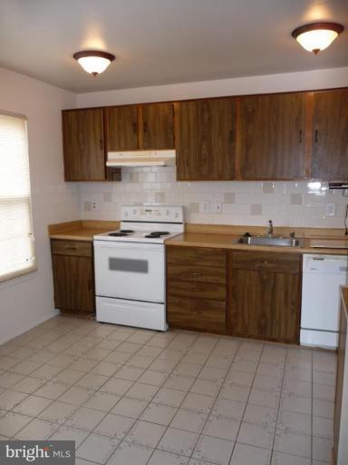 7 Bohn Court Rosedale, MD 21237 - Photo 19 of 30 Kitchen