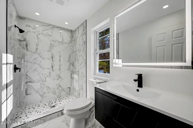 $850,000 | 684 Minsi Trail East, Long Pond, PA 18334