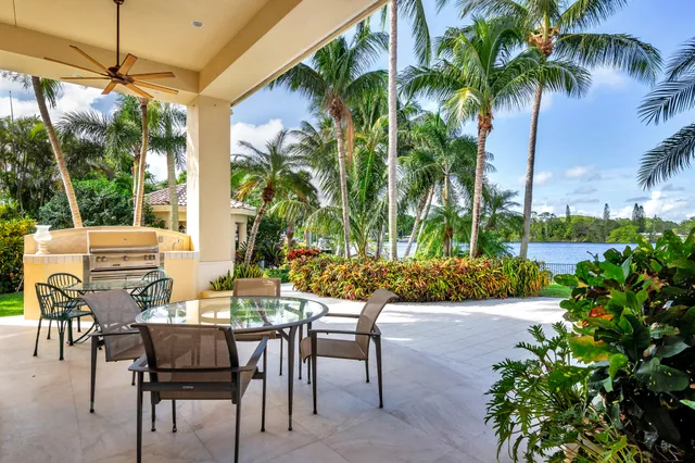 a view of a house with a fountain