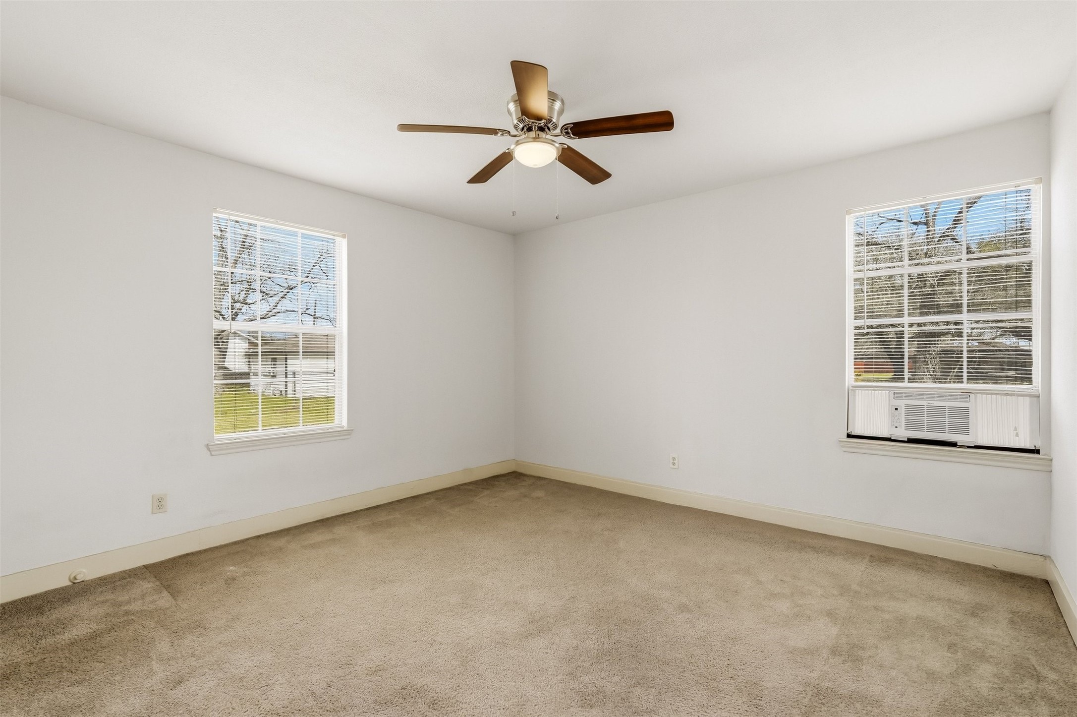 7215 Apache Street Houston, TX 77028 - Photo 13 of 20 an empty room with a window