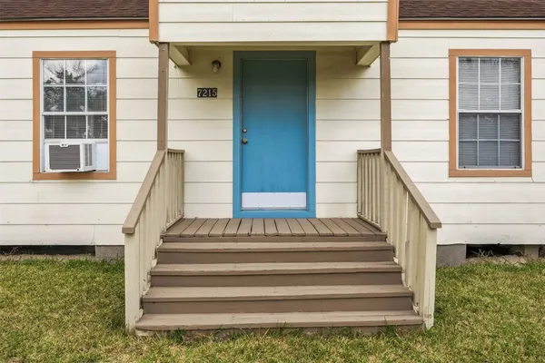 a view of entryway with a front door