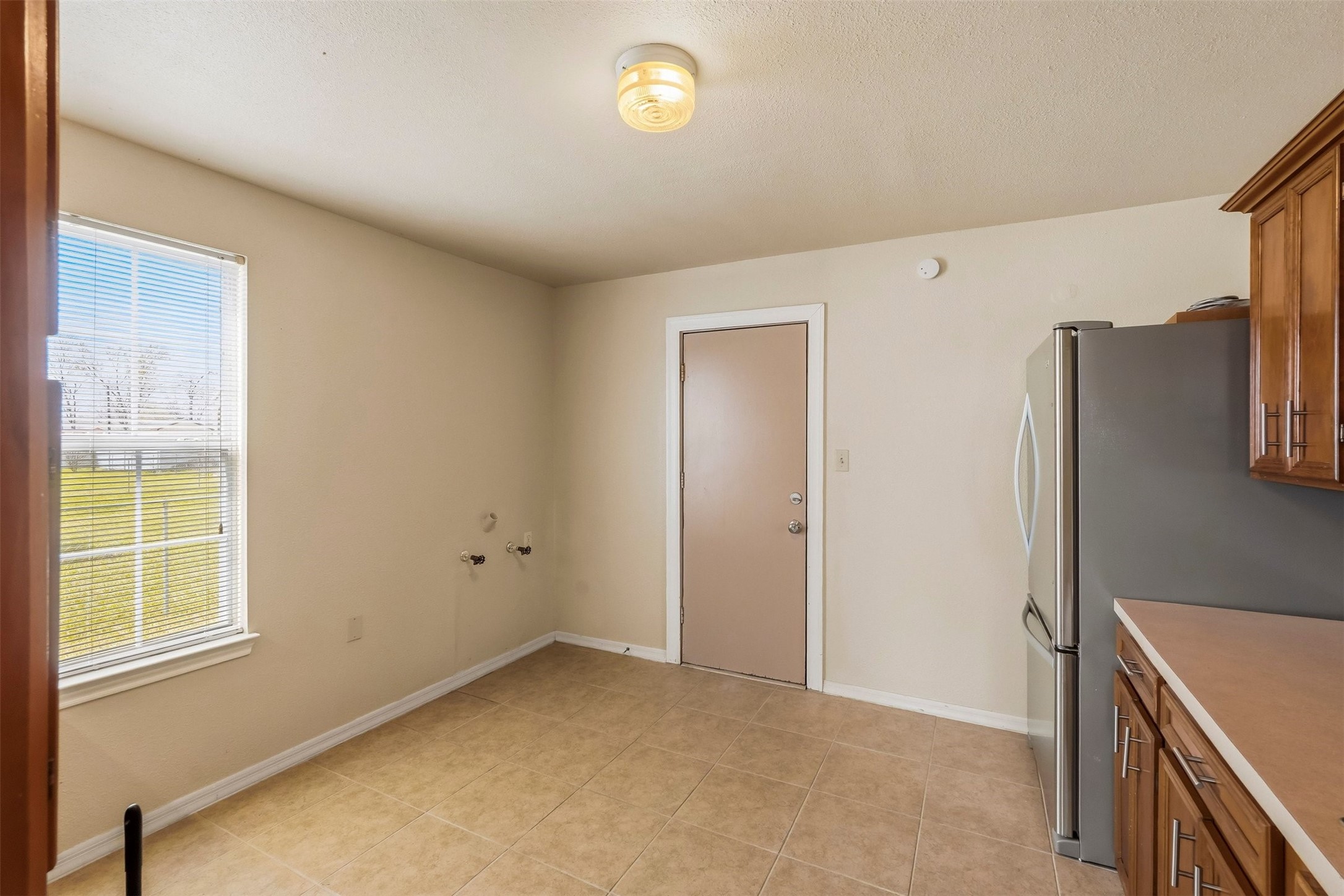 7215 Apache Street Houston, TX 77028 - Photo 6 of 20 a view of an empty room with a window