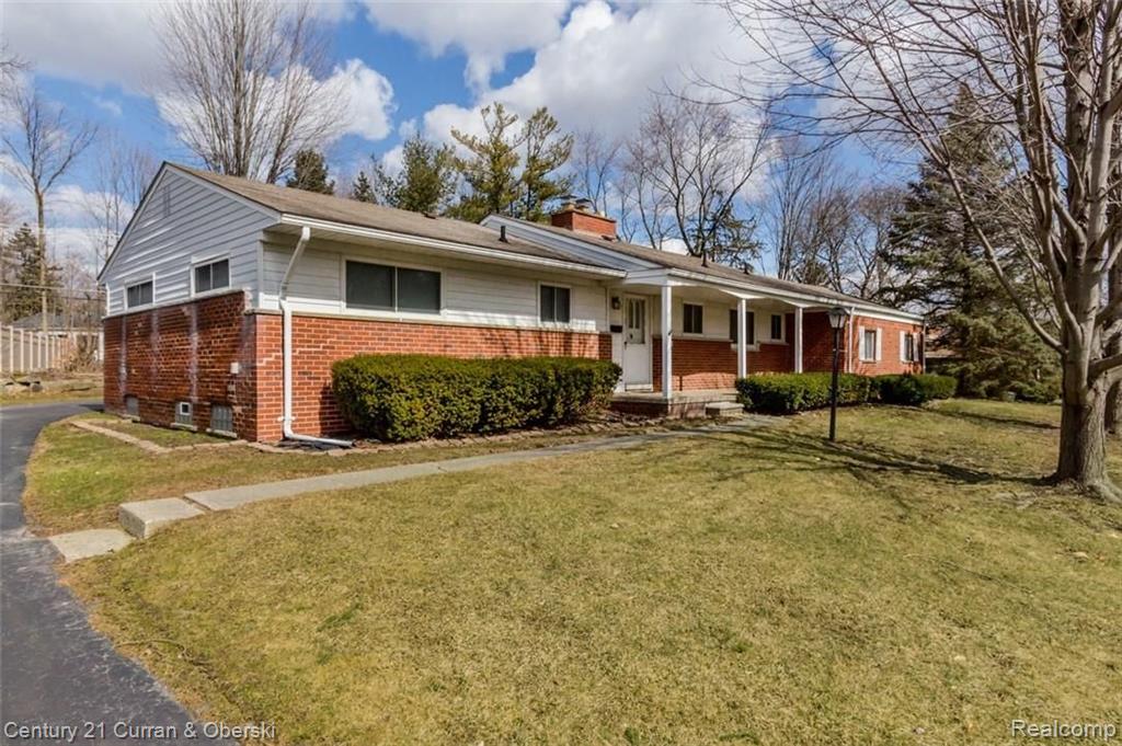 28451 Bayberry Road Farmington Hills, MI 48331 - Photo 1 of 18