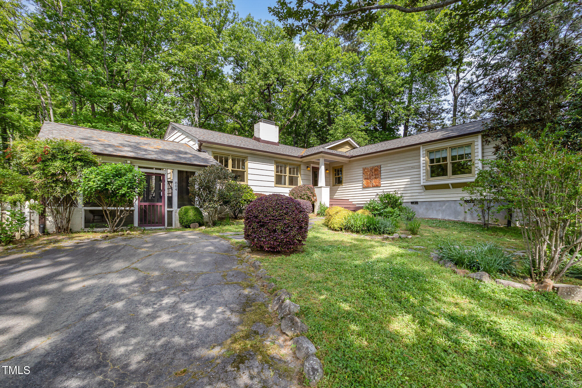 a view of a house with backyard and garden