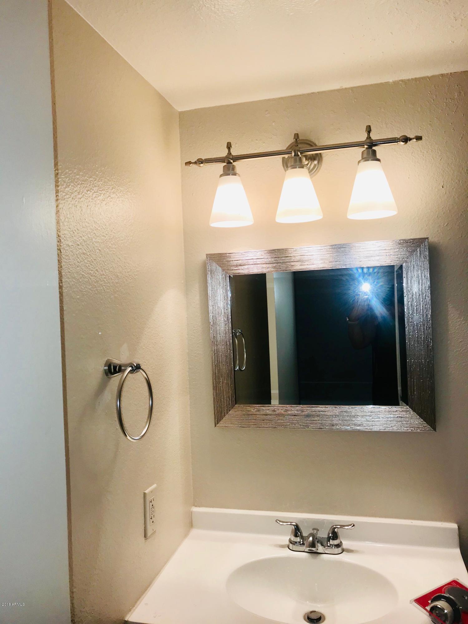 4621 East Wayland Road Phoenix, AZ 85040 - Photo 29 of 34 HALL BATHROOM