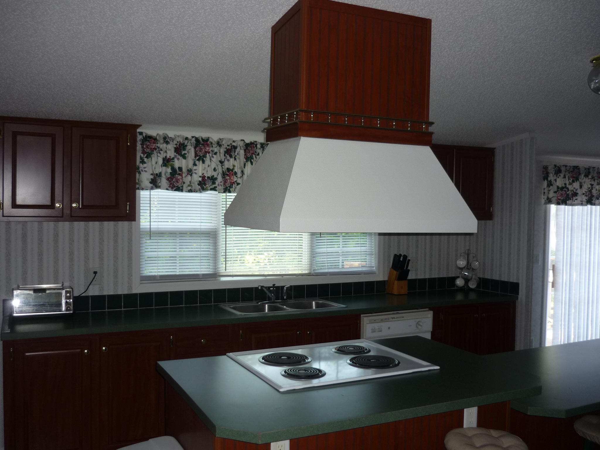 Kitchen with cooktop center isle