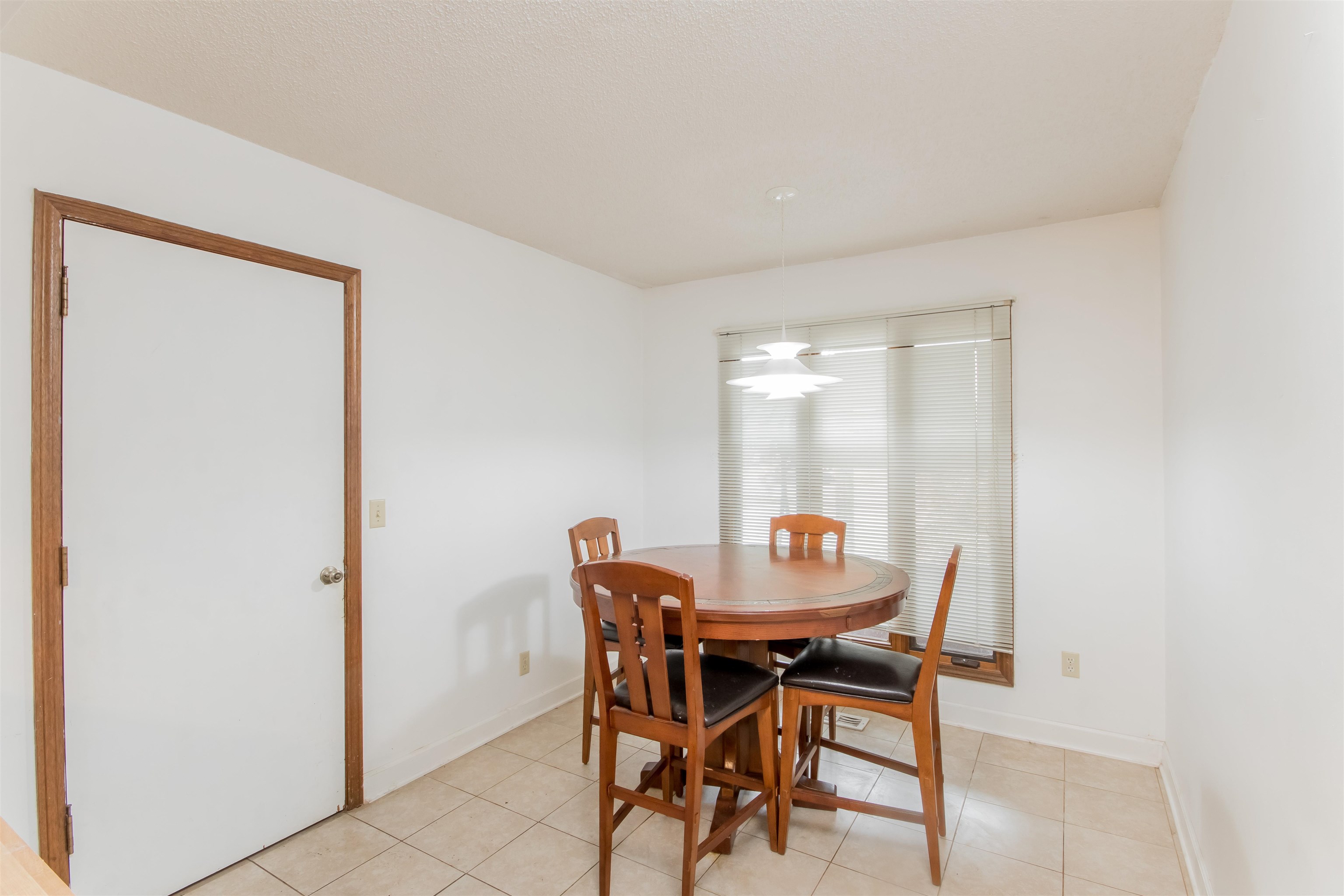 2211 South Capri Street Wichita, KS 67207 - Photo 13 of 34