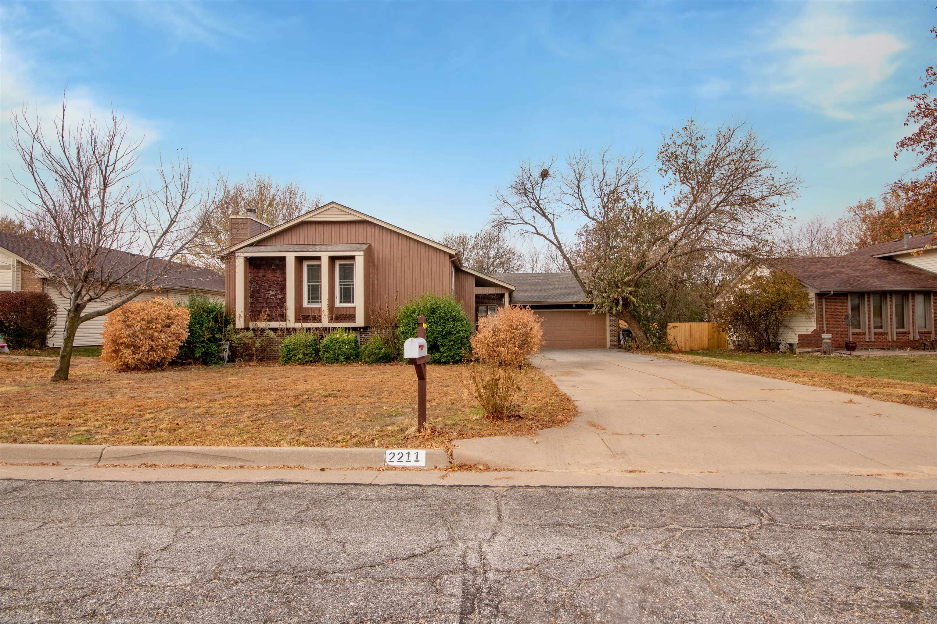 2211 South Capri Street Wichita, KS 67207 - Photo 3 of 34