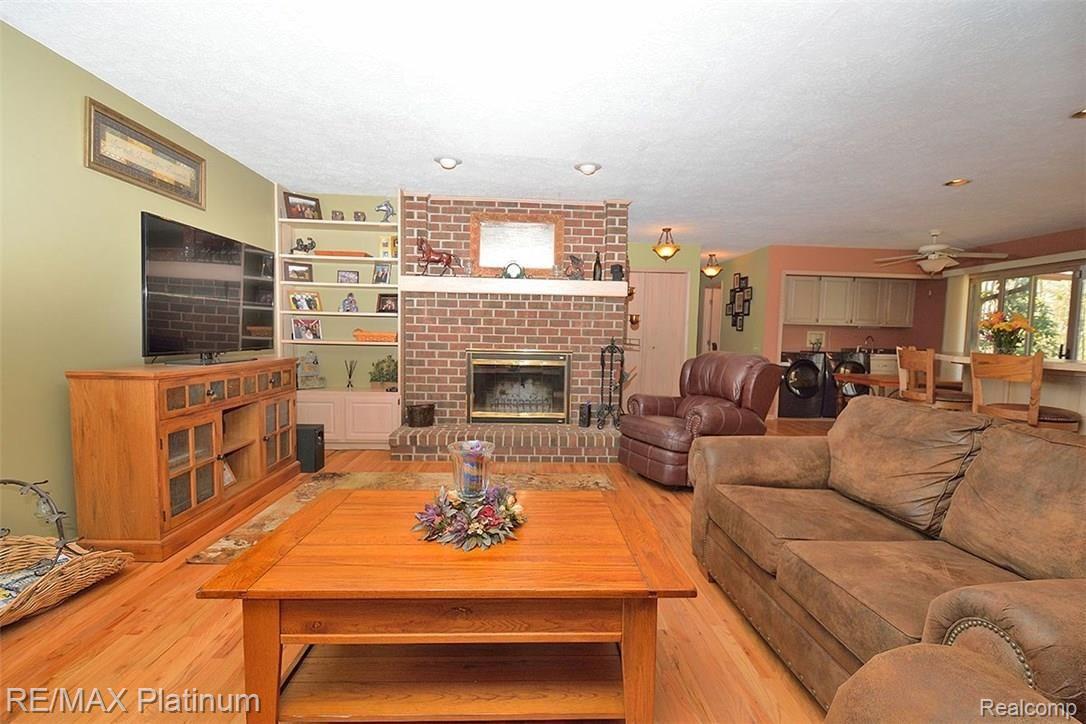 6360 North Owosso Road Fowlerville, MI 48836 - Photo 6 of 25 Great room 2