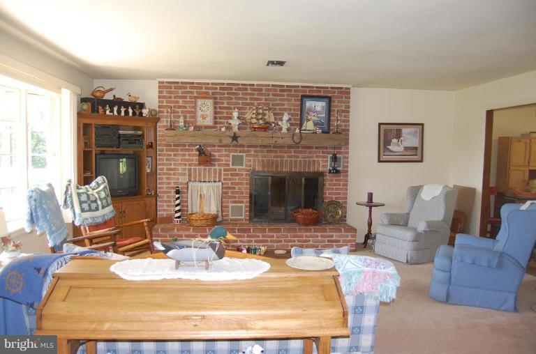 8402 Stonehouse Road Frederick, MD 21702 - Photo 3 of 13 Living Room