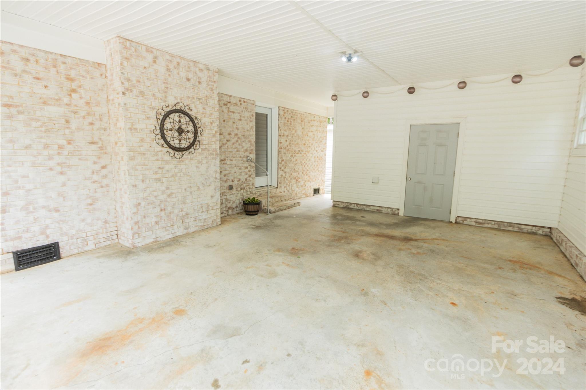 111 Colonial Avenue Lancaster, SC 29720 - Photo 37 of 40 an empty room with windows