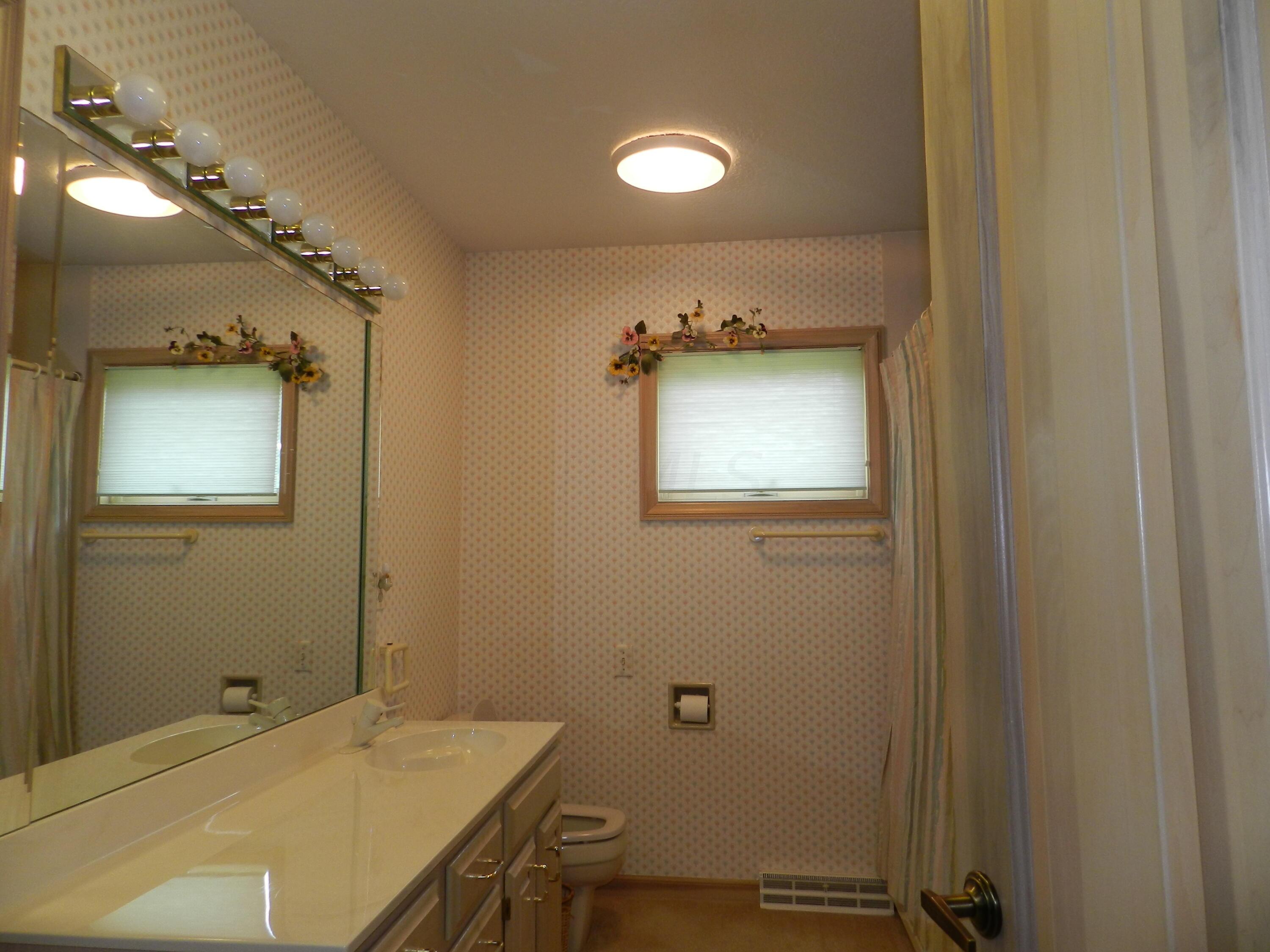 6621 Tussic St Road Westerville, OH 43082 - Photo 31 of 35 Fulll hall bath