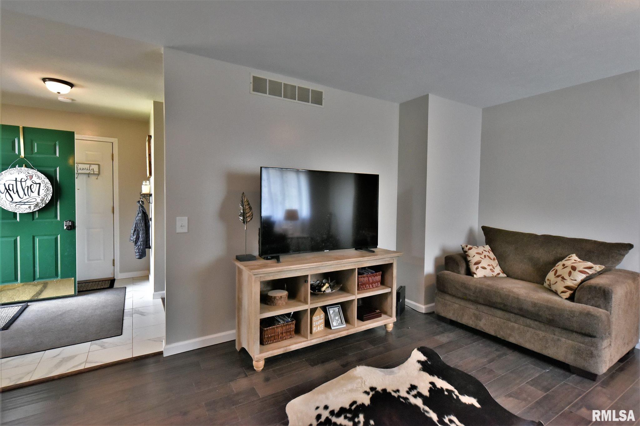 9 Taft Drive Rochester, IL 62563 - Photo 2 of 31