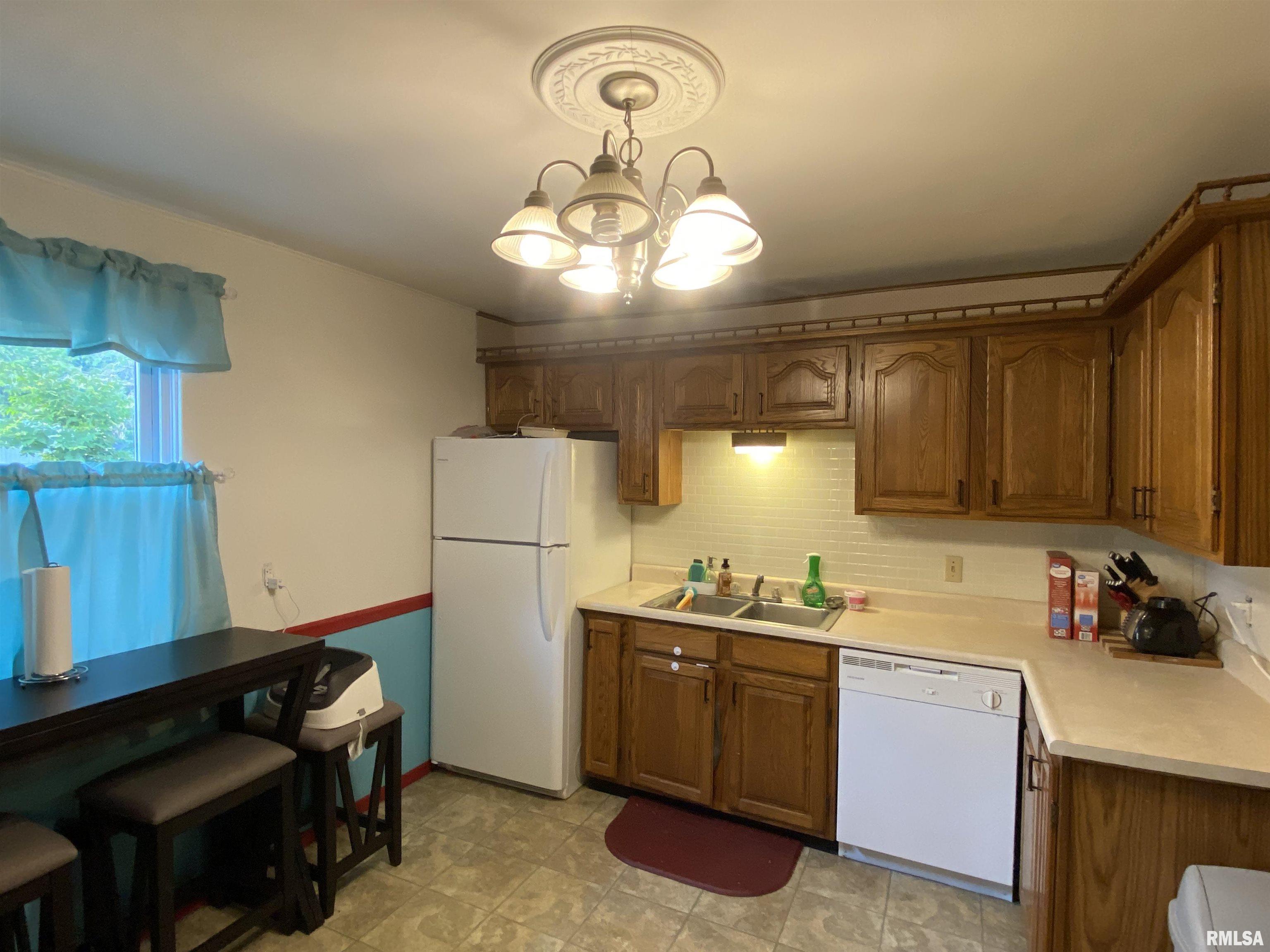 1114 West Cedar Street Salem, IL 62881 - Photo 4 of 25