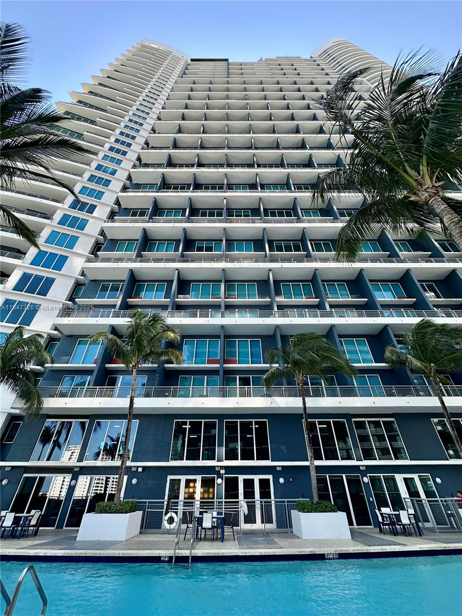 60 Southwest 13th Street, Unit 1605 Miami, FL 33130 - Photo 27 of 28 a view of a large building