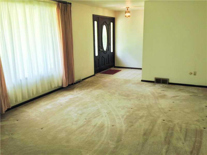 316 Woodcroft Road Economy, PA 15005 - Photo 3 of 14 Living Room.